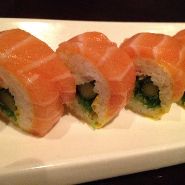 Снимок сделан в Ninja Spinning Sushi Bar пользователем Lucia D. 4/20/2013