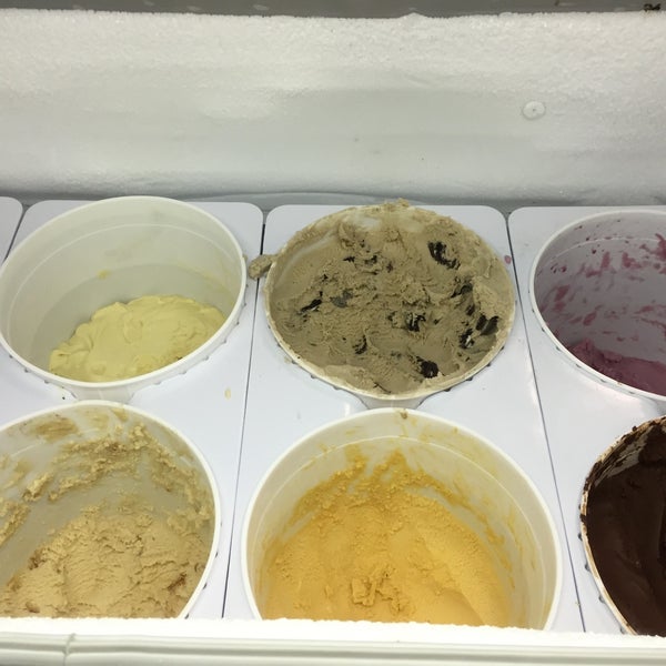 Photo taken at The Screamery Hand Crafted Ice Cream by Walter T. on 1/4/2015