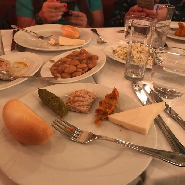 Das Foto wurde bei Zarifi Restaurant von Dilara Kardelen Toksoy am 9/29/2017 aufgenommen