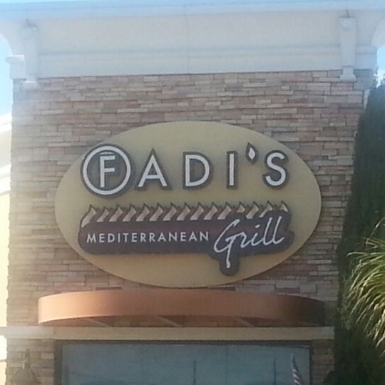 Foto tirada no(a) Fadi&#39;s Mediterranean Grill por Paula em 2/17/2013