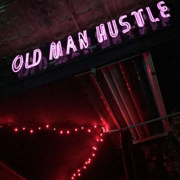 Foto tirada no(a) Old Man Hustle por Rosie S. em 8/12/2017