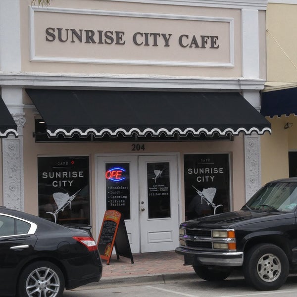 Foto scattata a Sunrise City Cafe da Jaclyn W. il 6/1/2016