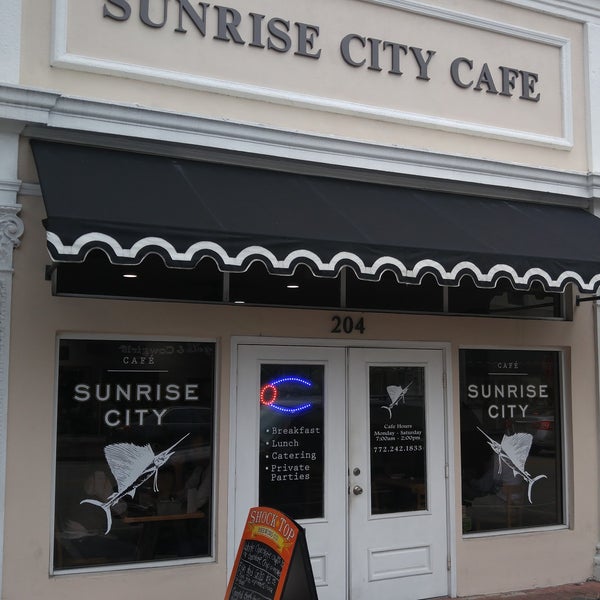 Foto diambil di Sunrise City Cafe oleh Jaclyn W. pada 6/1/2016
