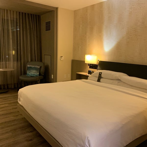 In my view this is considered as standard 4stars hotel for business & leisure. Compare to other Marriott , this is modern style rather than luxury style. Bed is good but the blanket should be better.