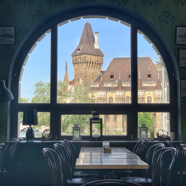 Recommend place for lunch and dinner. You can enjoy scenic view of lake with Vajdahunyad Castle. There are local food, coffee & desserts with good restrooms and public parking .A few step to castle.