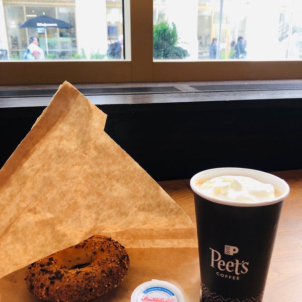 Photo taken at Peet&#39;s Coffee &amp; Tea by Chan Y. on 10/10/2019