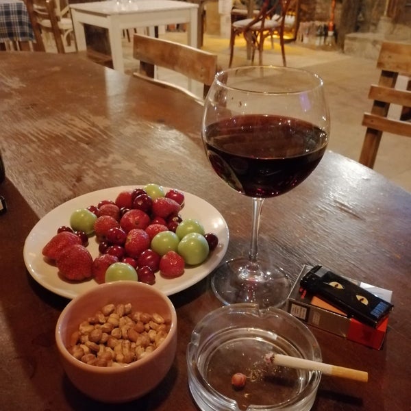 Foto scattata a Yorgo Restoran&amp;Wine house da Semih D. il 6/4/2019