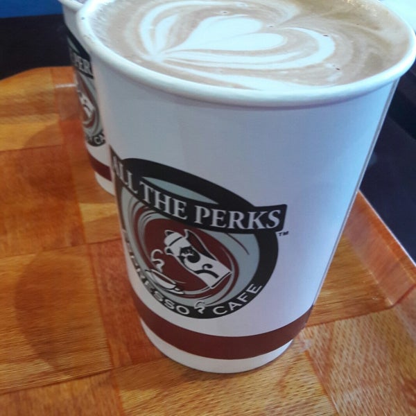 Foto tirada no(a) All The Perks Espresso Cafe por Mustafa Çizyo T. em 2/22/2018