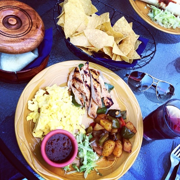 Foto tomada en Blue Moon Mexican Cafe  por Tracey B. el 6/29/2014