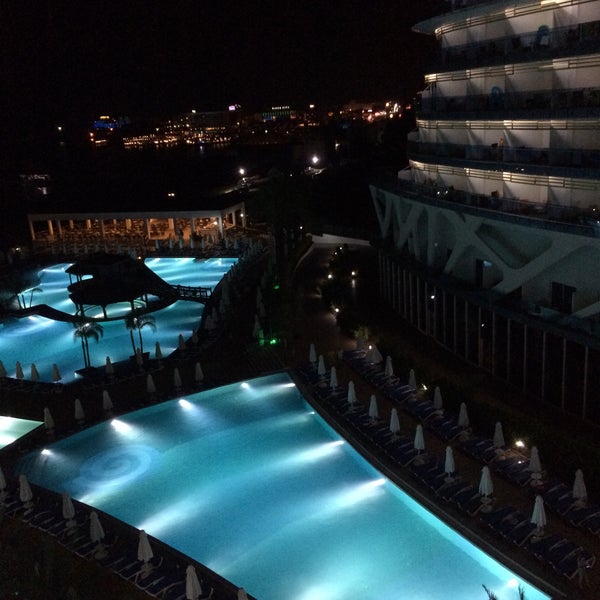 รูปภาพถ่ายที่ Vikingen Infinity Resort Hotel &amp; Spa โดย Ufuk D. เมื่อ 8/1/2016