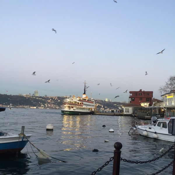 Das Foto wurde bei Çengelköy Tarihi Çınaraltı Çay Bahçesi von olsoy k. am 12/13/2017 aufgenommen