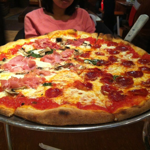 12/16/2013 tarihinde Shirley C.ziyaretçi tarafından Europa Pizzeria'de çekilen fotoğraf