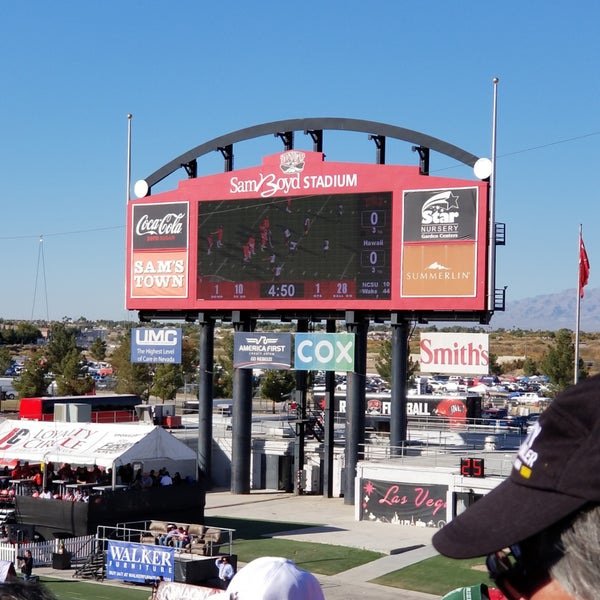 รูปภาพถ่ายที่ Sam Boyd Stadium โดย Romi D. เมื่อ 11/16/2019