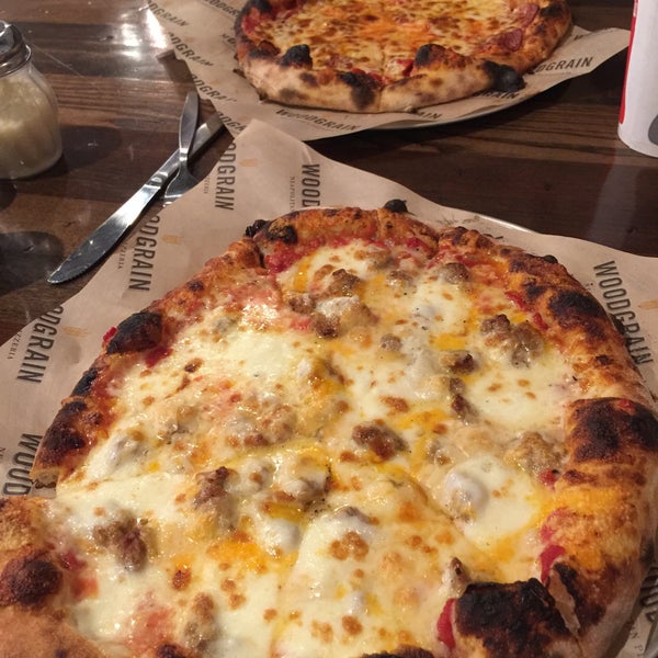 Снимок сделан в Woodgrain Neapolitan Pizzeria пользователем John P. 9/22/2016