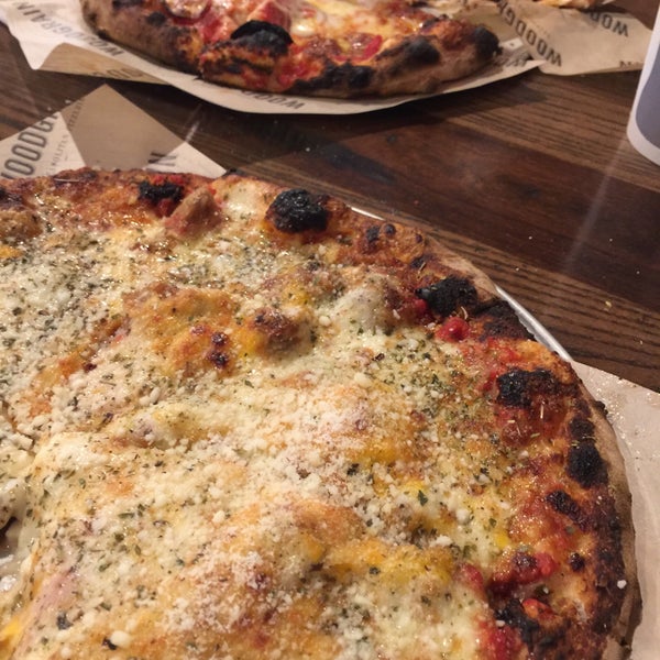 Foto diambil di Woodgrain Neapolitan Pizzeria oleh John P. pada 10/28/2016