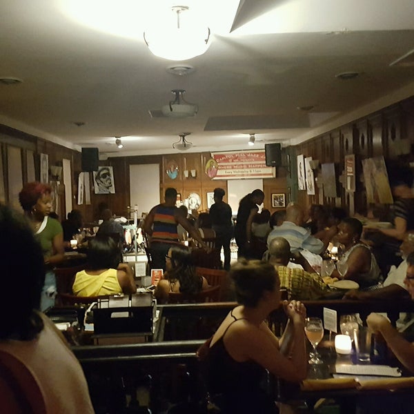 Foto scattata a Mr. Henry&#39;s Restaurant da ayoap .. il 7/24/2016