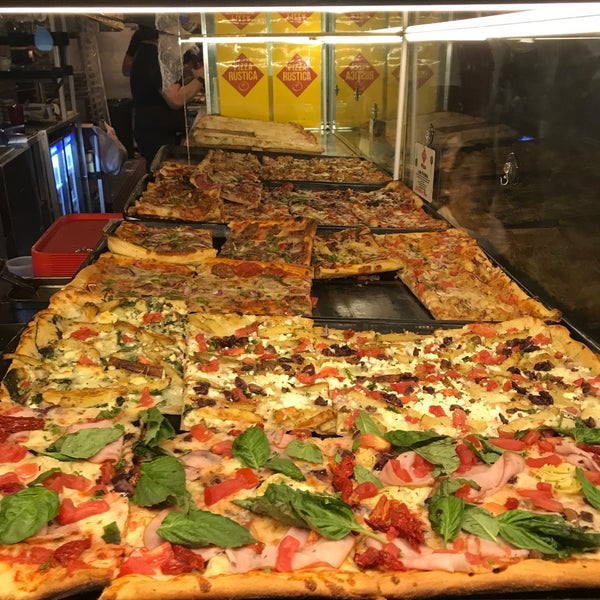 4/30/2018 tarihinde John H.ziyaretçi tarafından Pizza Rustica'de çekilen fotoğraf