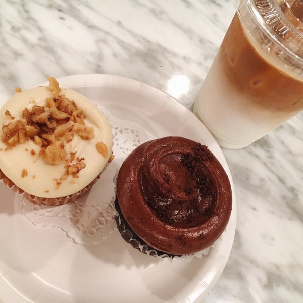 Photo taken at Magnolia Bakery by さくら on 9/15/2016