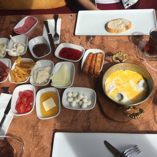 Photo taken at Abu Dhabi Cafe &amp; Restaurant Florya by Gülşah Ü. on 4/16/2018