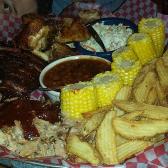 Photo taken at Famous Dave&#39;s Bar-B-Que by Félix L. on 4/6/2014