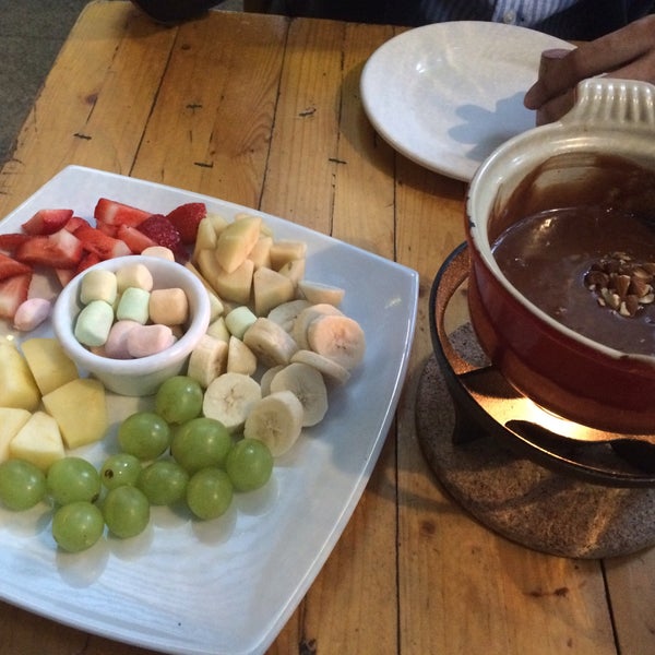 Had a really nice anniversary date here. The salmon carpaccio and chocolate fondue were amazing!
