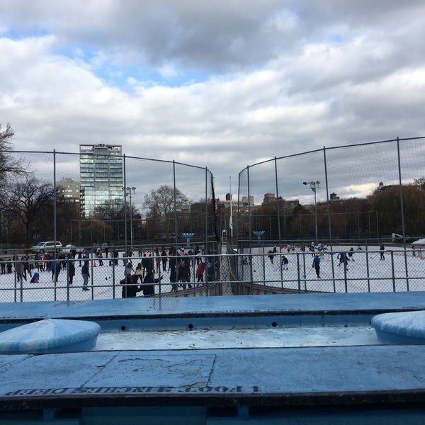 Foto diambil di Lasker Pool &amp; Ice Rink oleh Davide C. pada 11/25/2018