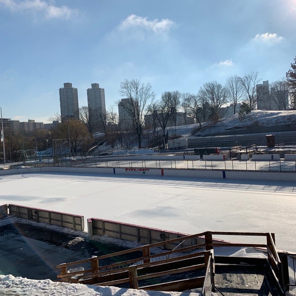 Das Foto wurde bei Lasker Pool &amp; Ice Rink von Davide C. am 2/21/2019 aufgenommen