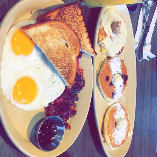 Photo taken at Snooze, an A.M. Eatery by 𝑨𝑩𝑫𝑼𝑳𝑹𝑨𝑯𝑴𝑨𝑵 on 8/19/2018