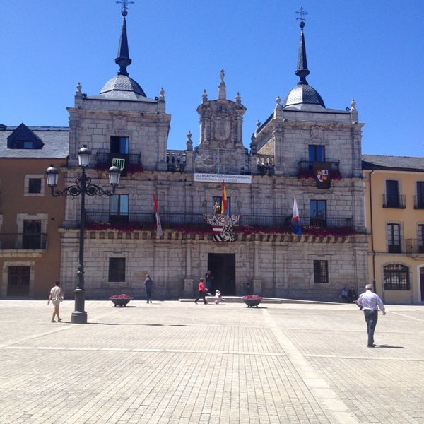 Das Foto wurde bei Ayuntamiento de Ponferrada von angela u. am 6/30/2014 aufgenommen