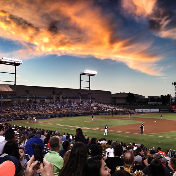 Foto tirada no(a) Cashman Field por Mike H. em 8/28/2016