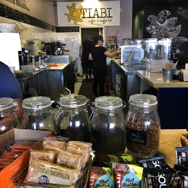 รูปภาพถ่ายที่ TIABI Coffee &amp; Waffle Bar โดย Mike H. เมื่อ 4/13/2017