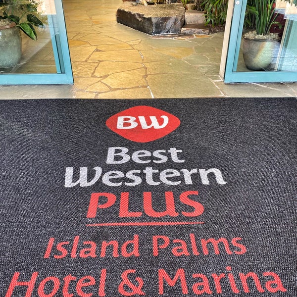 Снимок сделан в Best Western Plus Island Palms Hotel &amp; Marina пользователем Mike H. 8/2/2022