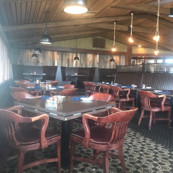 รูปภาพถ่ายที่ Wayfarer Restaurant &amp; Lounge โดย Winnie S. เมื่อ 3/21/2018