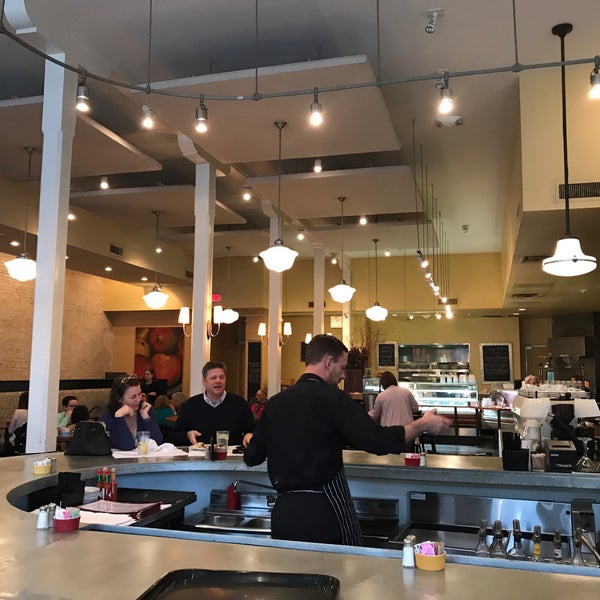 2/20/2018 tarihinde Ray G.ziyaretçi tarafından Annies Café &amp; Bar'de çekilen fotoğraf