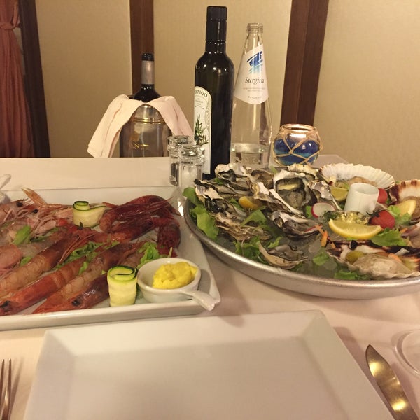 Отличные свежие устрицы. Сырые скампии и креветки! Fresh oysters and scampi