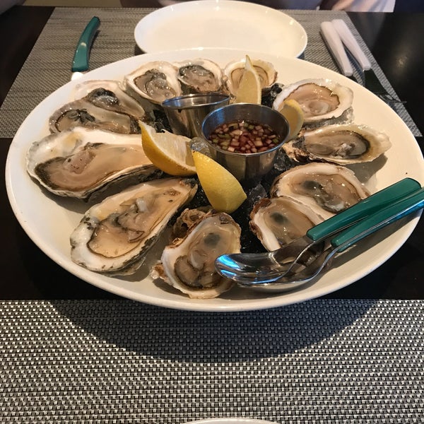 Внутри зона для ужина, снаружи бар с шикарным видом. Oysters на удивление очень вкусные, а вот севиче с морепродуктами очень соленое(