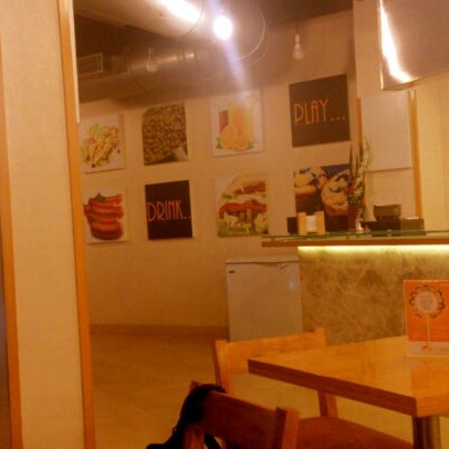 รูปภาพถ่ายที่ Spoonbill Resto Cafe โดย Santosh S. เมื่อ 2/4/2013