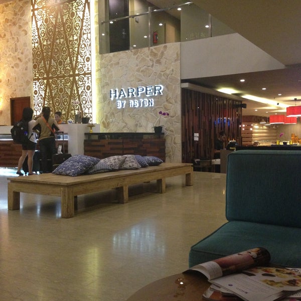 รูปภาพถ่ายที่ Harper Kuta Hotel โดย Levina L. เมื่อ 2/21/2014