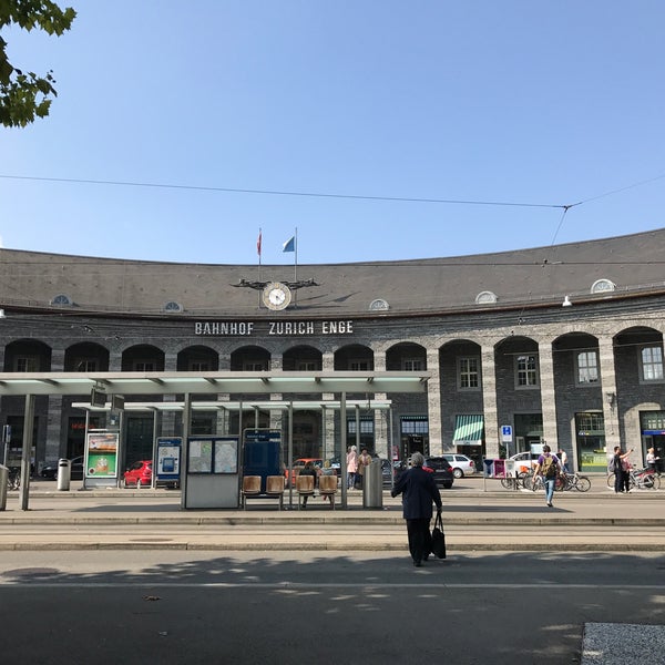 Foto diambil di Bahnhof Zürich Enge oleh Ram M. pada 9/24/2017