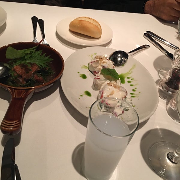 รูปภาพถ่ายที่ Caviar Seafood Restaurant โดย Tolga K. เมื่อ 11/29/2016