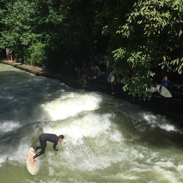 Eisbachwelle Surf Spot in Englischer Garten Süd