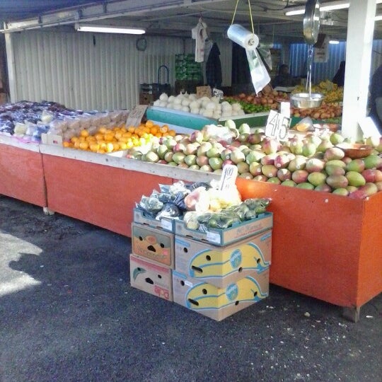 รูปภาพถ่ายที่ San Jose Flea Market โดย Danyelle P. เมื่อ 1/26/2013