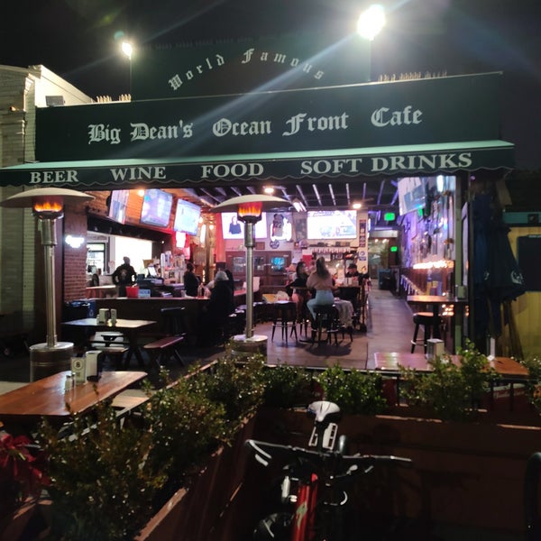 Foto diambil di Big Dean&#39;s Ocean Front Cafe oleh Beatriz B. pada 1/7/2023