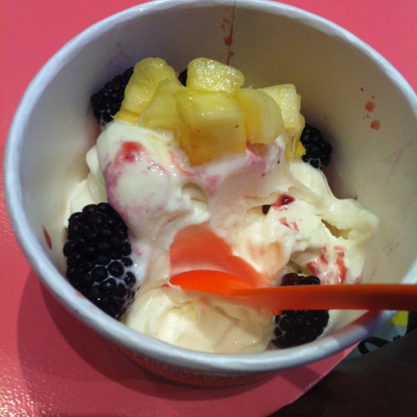 6/30/2013 tarihinde Anjel C.ziyaretçi tarafından Yooglers Frozen Yogurt'de çekilen fotoğraf