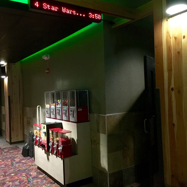 次での写真：Regal Old Mill ScreenX & IMAX Bendの映画館