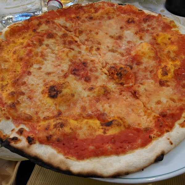 Foto diambil di L&#39;Isola della Pizza oleh nengu3 pada 5/5/2019
