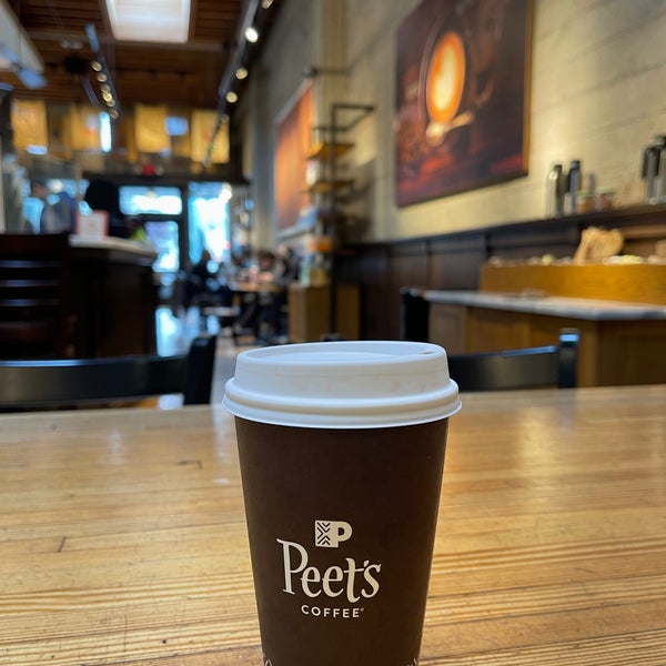 Foto tomada en Peet&#39;s Coffee &amp; Tea  por Gina Z. el 3/21/2023