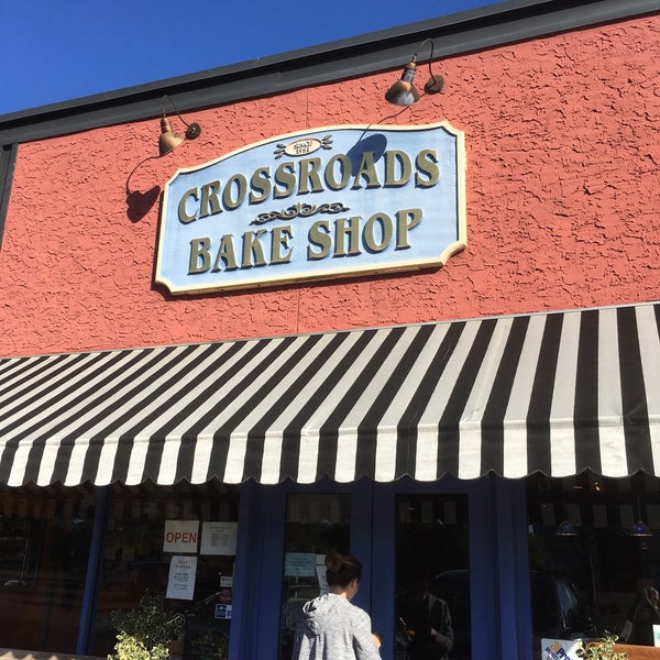 รูปภาพถ่ายที่ Crossroads Bake Shop โดย Sue 🌻 เมื่อ 10/3/2017