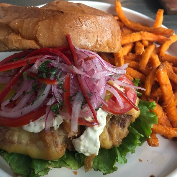 Vinimos por la Hamburguesa de pescado, bien la salsa tártara el pico de gallo y el pan, las fries de camote buenas y en su punto.