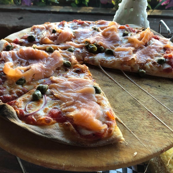 La pizza de salmón , alcaparra y cebolla alcanza la recomendación . Pueden acompañarla con un tinto Sangiovese-Cabernet de casa magoni.